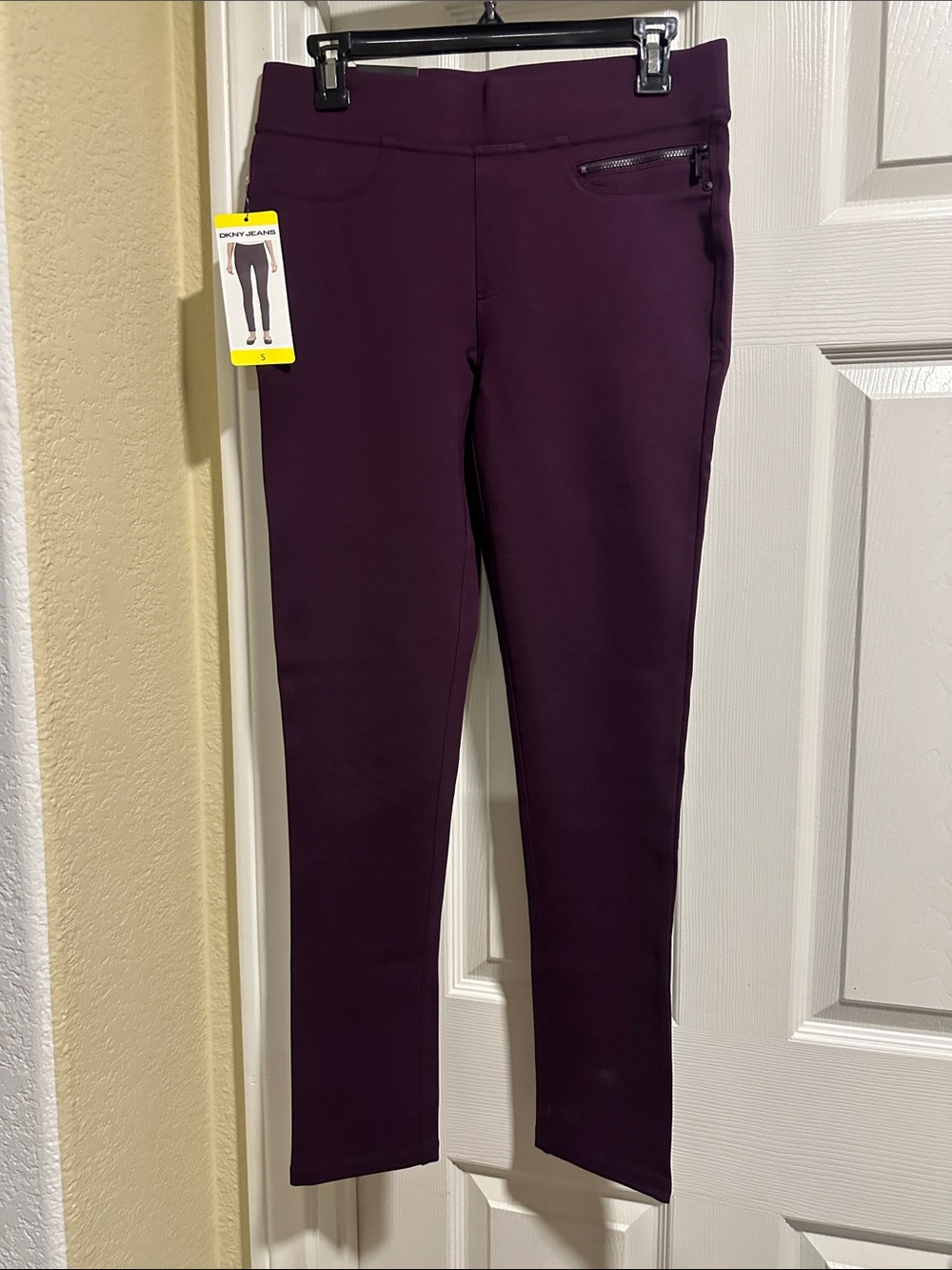 🆕 DKNY JEANS, Color Aubergine